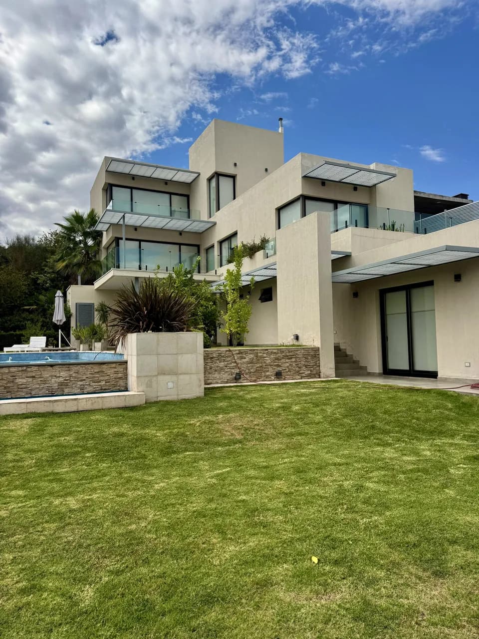 Casa 5 dorm. con pileta y ascensor en Barrio Palmares — Godoy Cruz