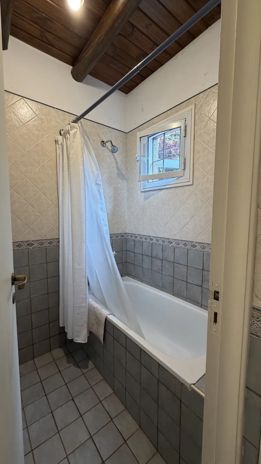 Casa 2 dorm. + 1 estudio - Chacras de Coria, jardín parquizado y pileta — foto 18