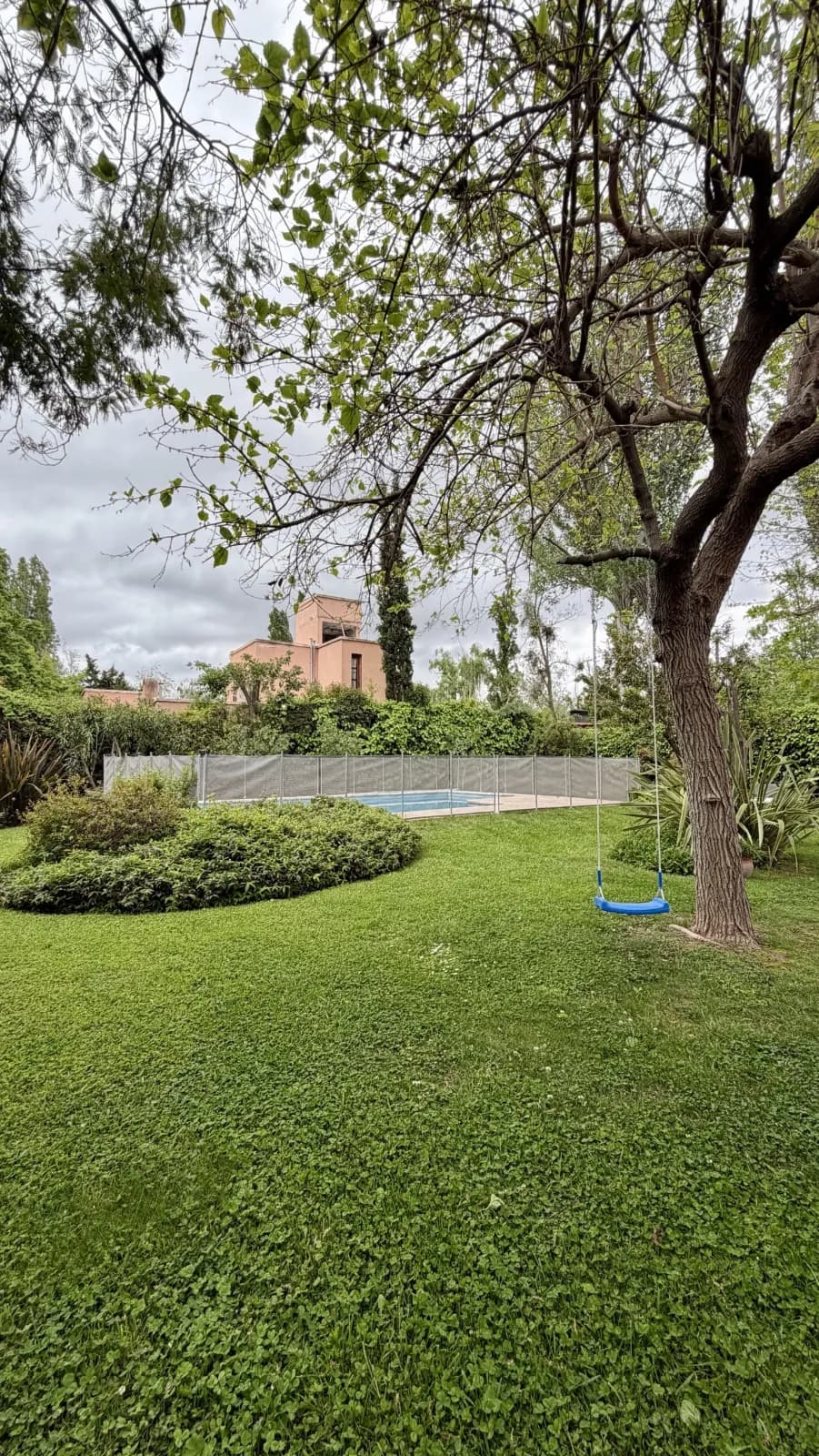 Casa 2 dorm. + 1 estudio - Chacras de Coria, jardín parquizado y pileta — foto 4