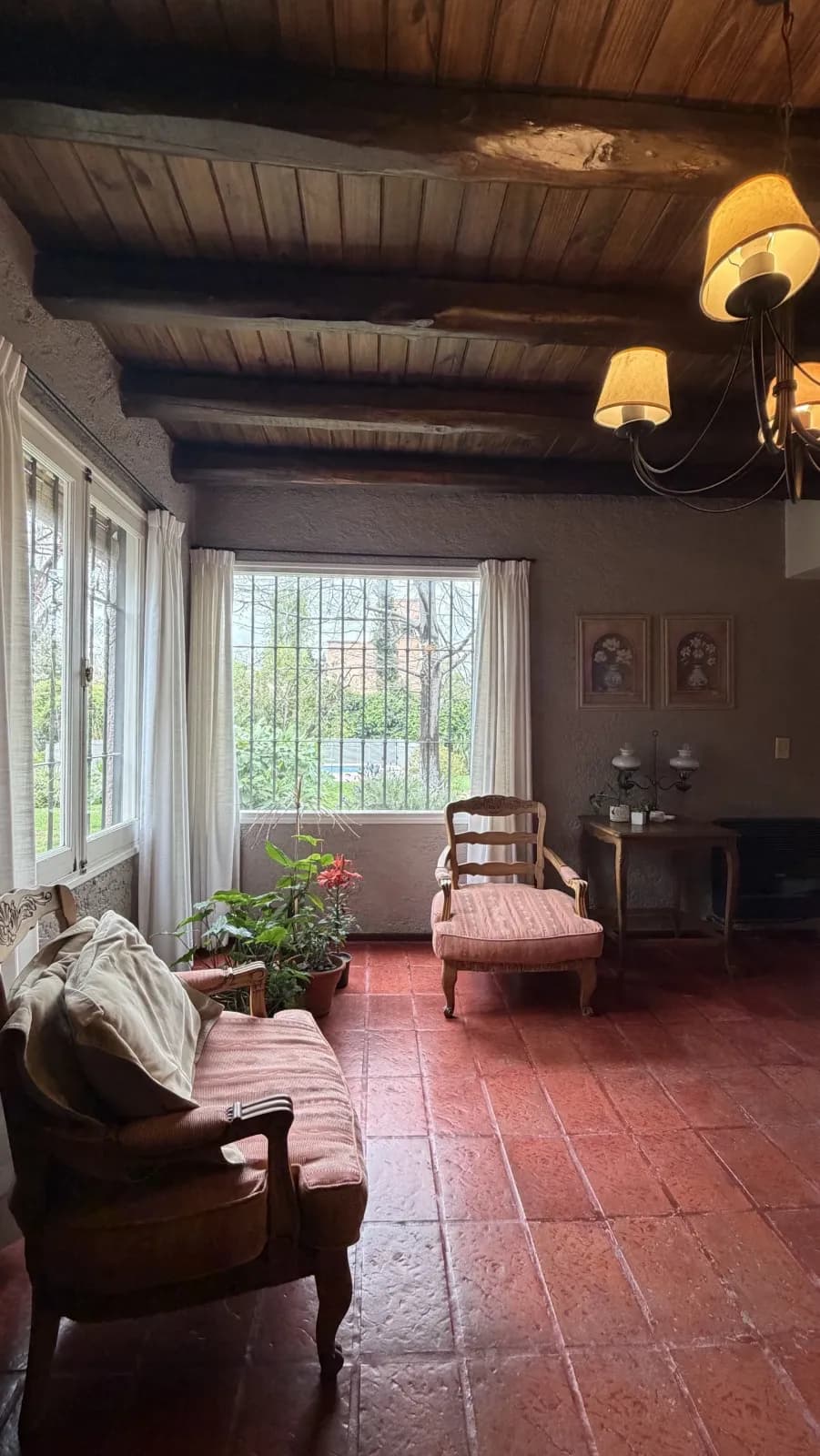 Casa 2 dorm. + 1 estudio - Chacras de Coria, jardín parquizado y pileta — foto 8